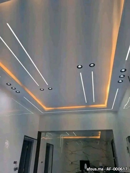 Faux plafond de salon à lignes LED