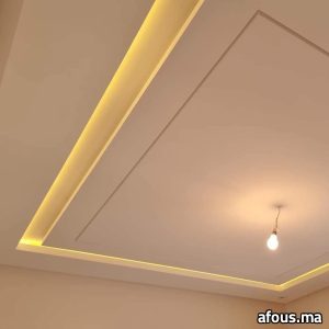 Faux plafond en plâtre à gorge lumineuse dorée — Casablanca