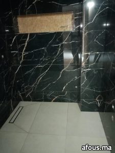 Douche effet marbre noir à niche mosaïque dorée — Settat