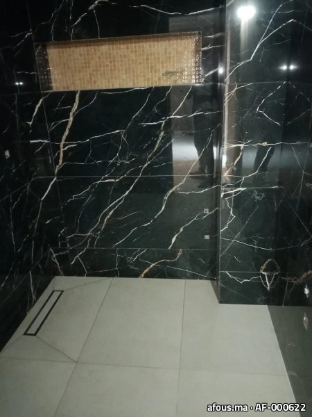 Douche effet marbre noir à mosaïque