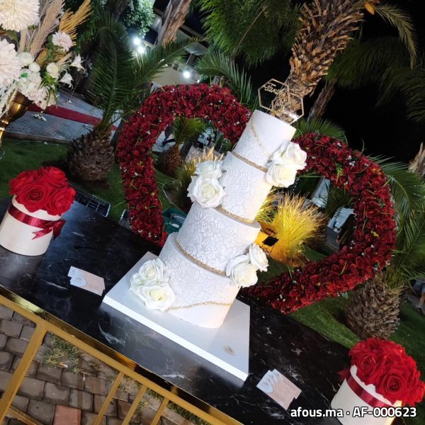 Wedding cake devant une arche florale