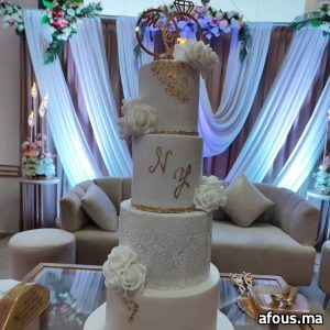 Wedding cake blanc et or à quatre étages — Fès