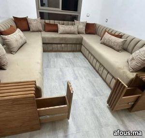 Salon marocain en U en velours beige à accoudoirs bois — Casablanca