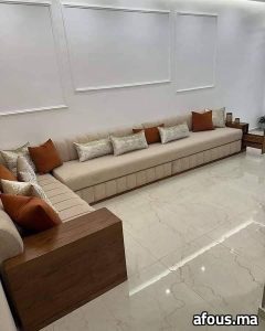 Grand canapé en velours beige à accoudoir en bois — Casablanca