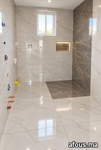 Salle de bain effet marbre blanc et gris à niche — El Jadida