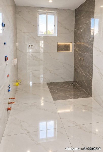 Salle de bain effet marbre blanc et gris
