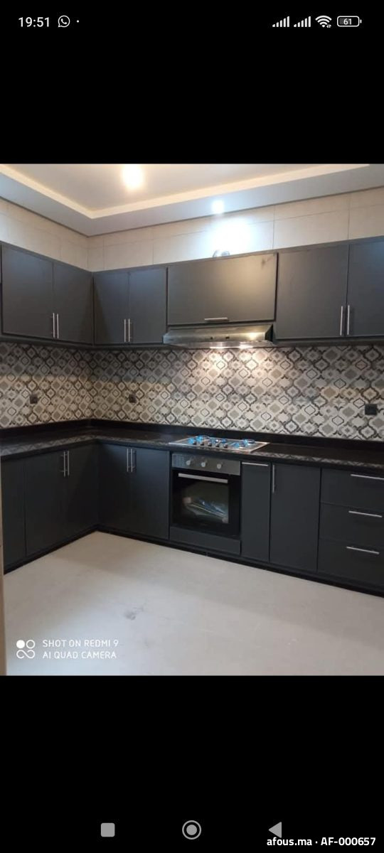 Cuisine en U gris anthracite à plan en granit noir — Ouarzazate