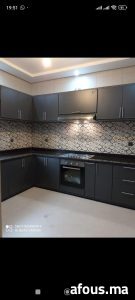 Cuisine en U gris anthracite à plan en granit noir — Ouarzazate