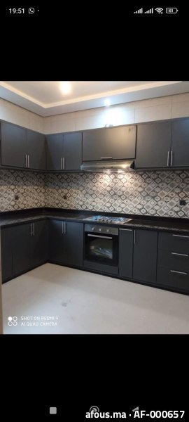 Cuisine en U gris anthracite à plan en granit noir — Ouarzazate
