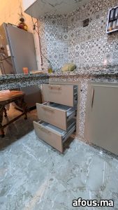 Cuisine laquée taupe à plan en granit et crédence — Marrakech