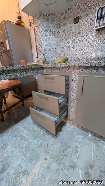 Cuisine laquée taupe à plan en granit et crédence — Marrakech