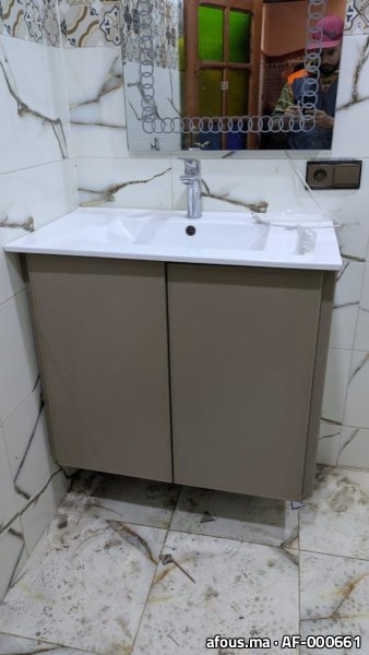 Meuble-vasque laqué taupe à vasque et miroir — Marrakech