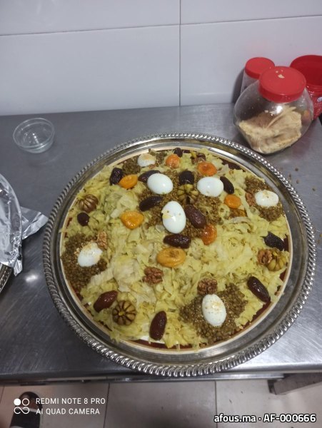 Plat de vermicelles aux dattes et fruits secs — Tanger