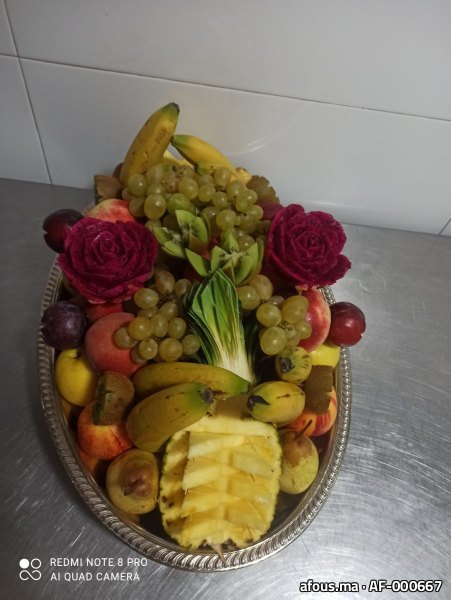 Plateau de fruits variés à roses de fruit du dragon — Tanger