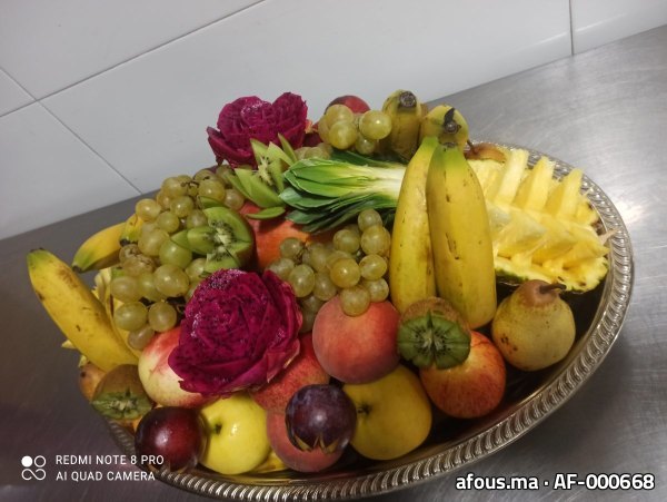 Plateau de fruits frais à roses de fruit du dragon — Tanger