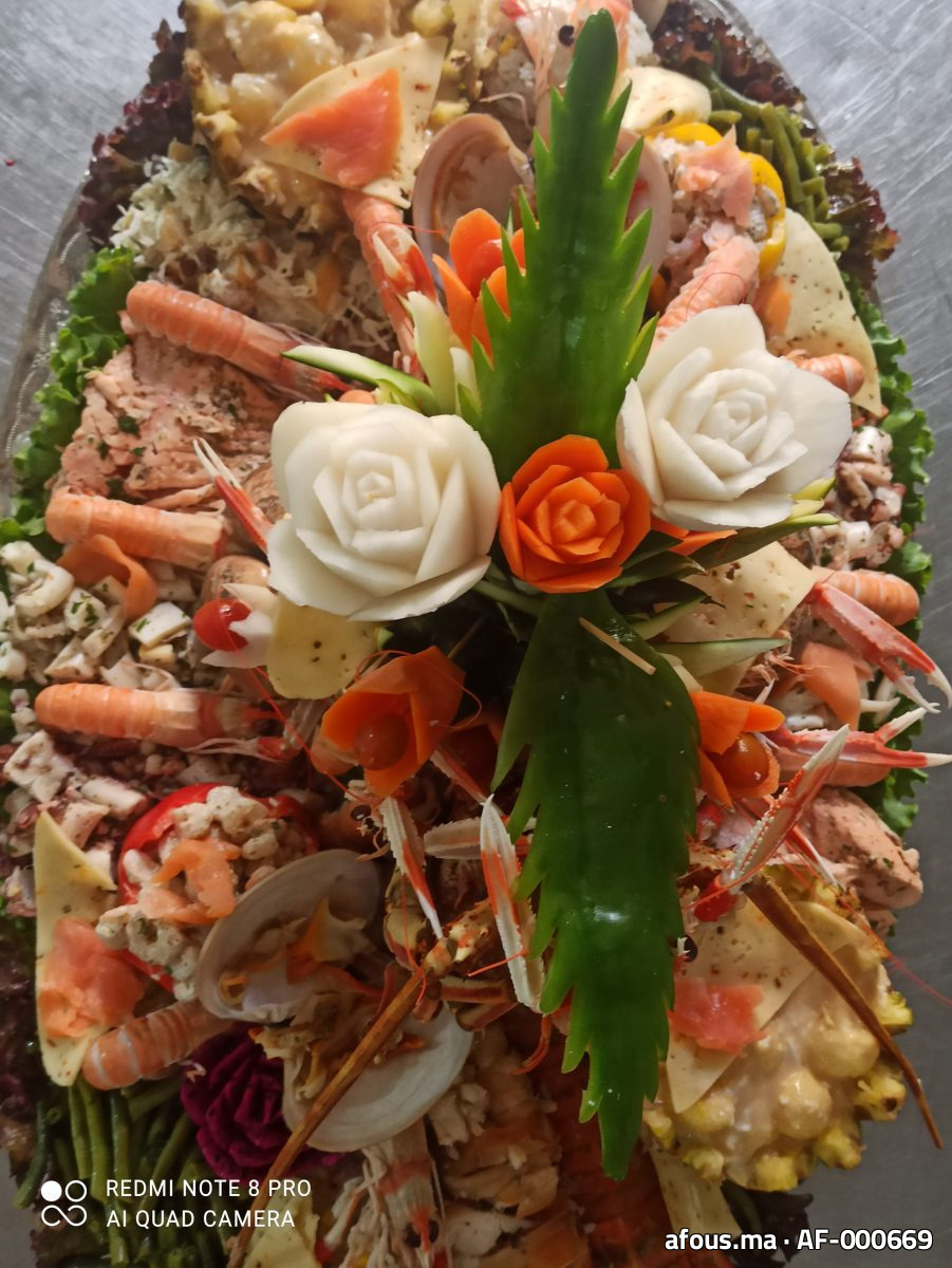 Plateau de fruits de mer aux langoustines et roses sculptées — Tanger