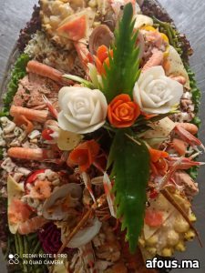Plateau de fruits de mer aux langoustines et roses sculptées — Tanger