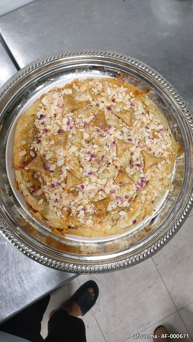 Pastilla ronde aux amandes effilées et pétales de rose — Tanger