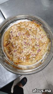 Pastilla ronde aux amandes effilées et pétales de rose — Tanger
