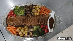 Plat de rôti tranché aux légumes et saucière — Tanger