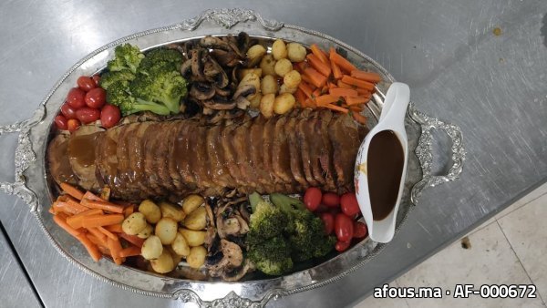 Plat de rôti tranché aux légumes et saucière — Tanger