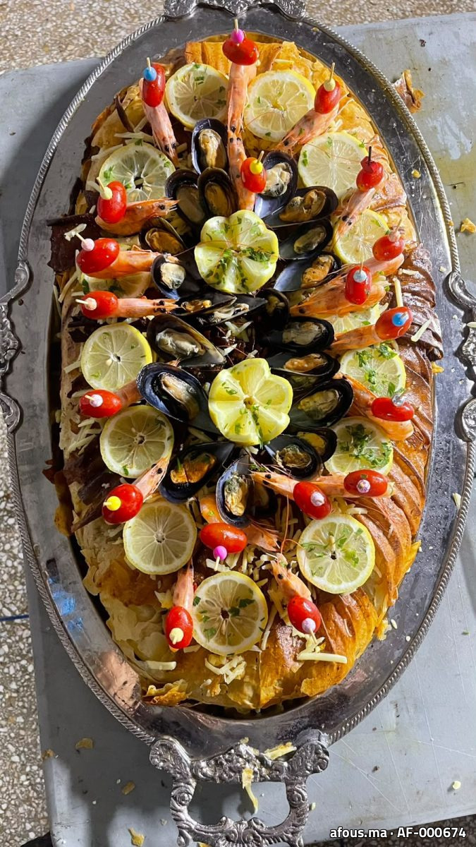 Pastilla géante aux fruits de mer sur plateau — Rabat