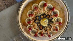 Pastilla ronde aux fruits de mer sur plateau — Rabat