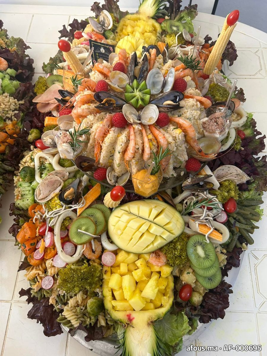 Plat de riz et fruits de mer dressé en dôme — Casablanca