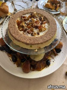 Seffa sucrée en dôme sur un plat de poulet — Casablanca