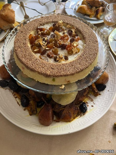 Seffa sucrée en dôme sur un plat de poulet