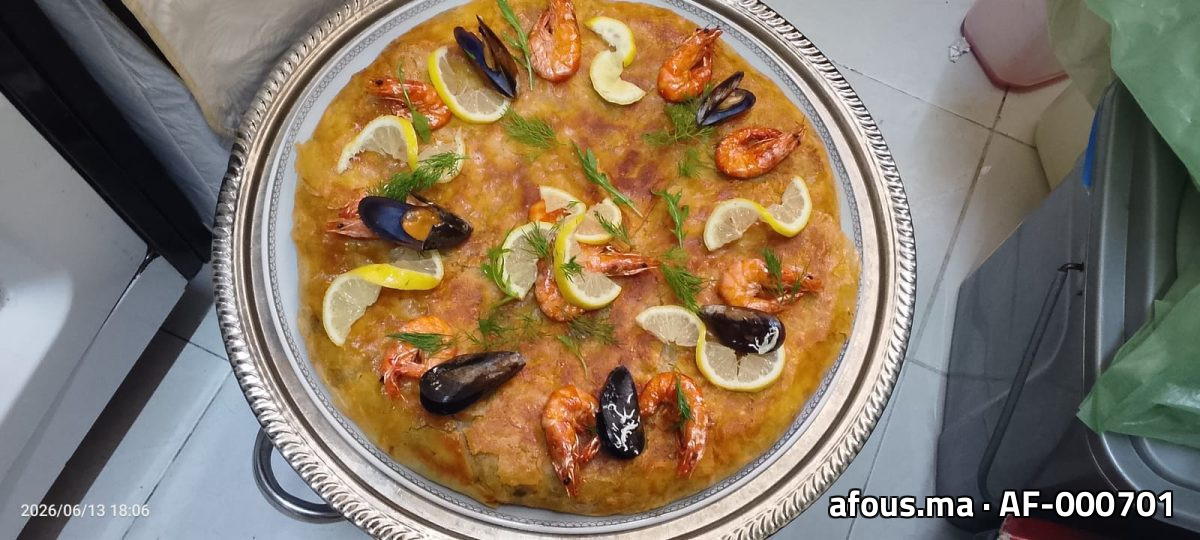 Pastilla aux fruits de mer sur un plateau argenté — Casablanca