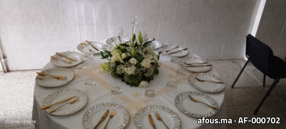 Table ronde de réception dressée à filet doré et centre floral — Casablanca
