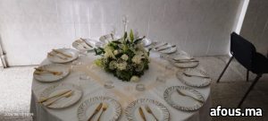 Table ronde de réception dressée à filet doré et centre floral — Casablanca