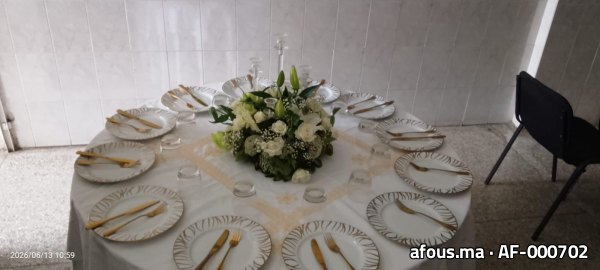 Table ronde de réception dressée à filet doré et centre floral — Casablanca