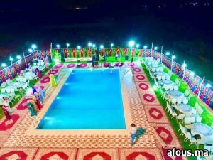 Réception nocturne dressée autour d'une piscine — Meknès
