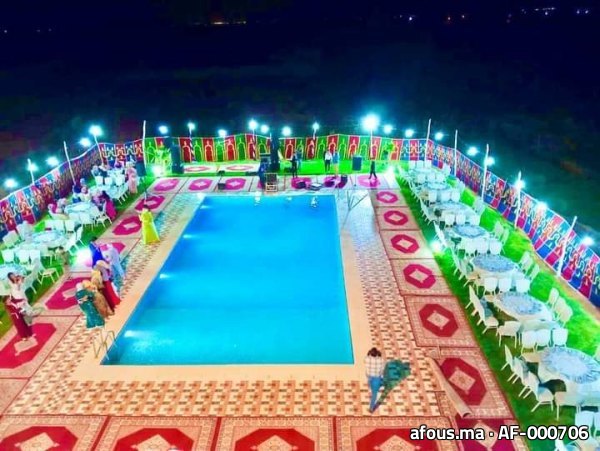 Réception nocturne dressée autour d'une piscine — Meknès