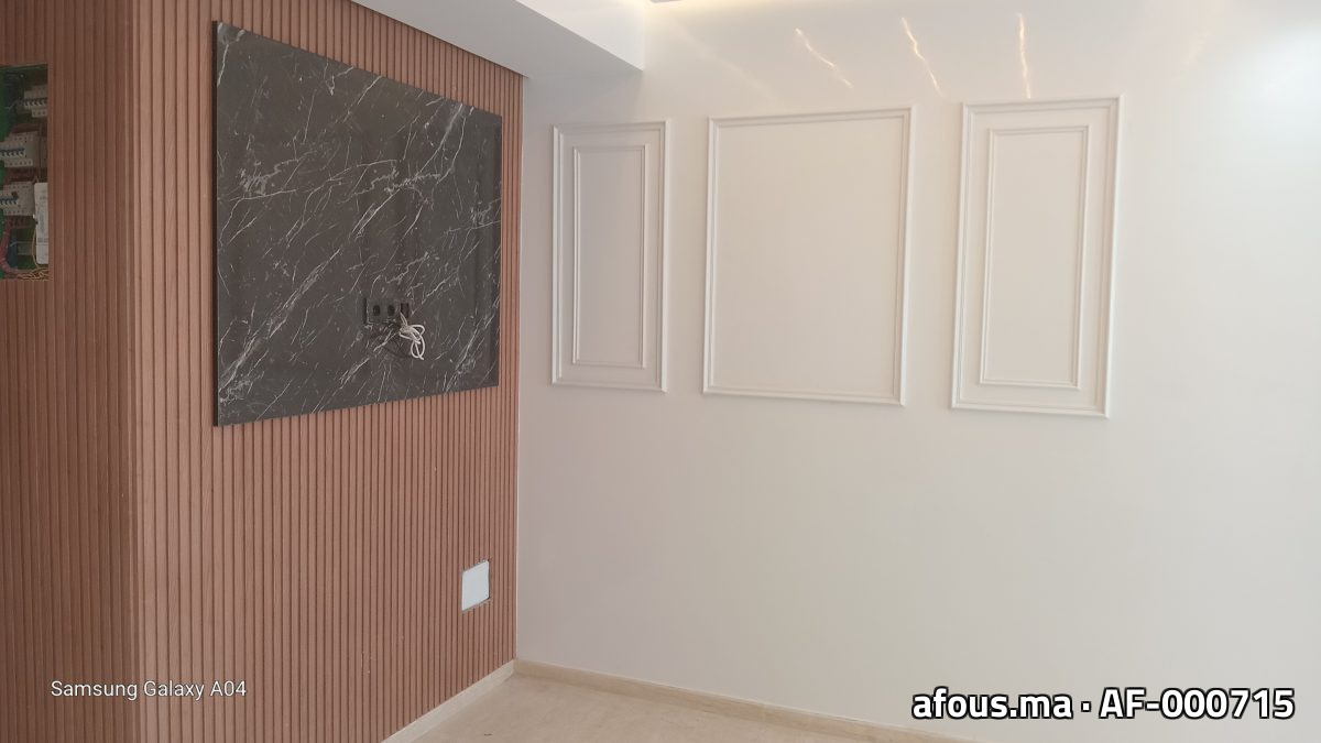 Mur à lattes de bois et panneau effet marbre noir — Casablanca