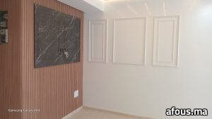 Mur à lattes de bois et panneau effet marbre noir — Casablanca