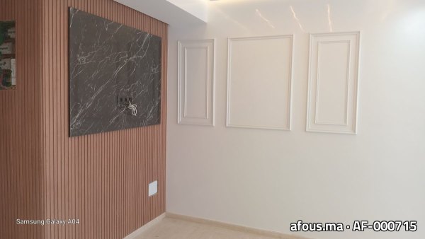 Mur à lattes de bois et panneau effet marbre noir — Casablanca