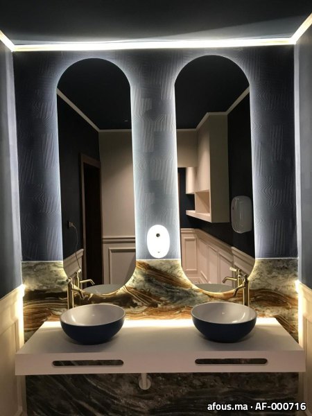 Espace lavabo à miroirs rétroéclairés