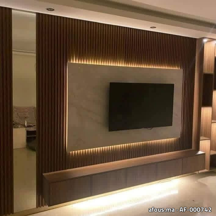 Mur télé à tasseaux de bois et panneau effet marbre — Tétouan
