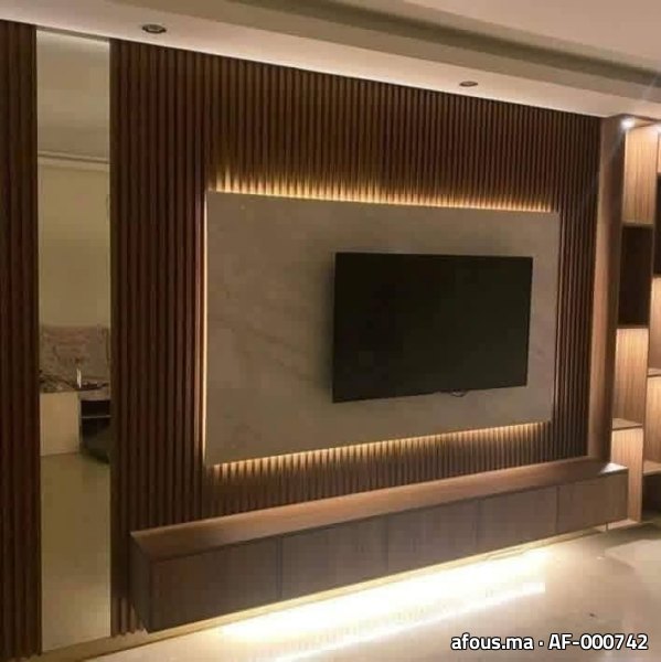 Mur télé à tasseaux de bois et panneau effet marbre — Tétouan