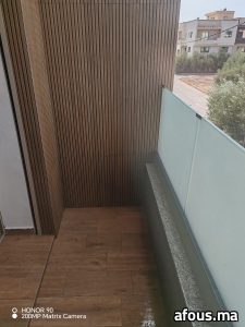 Balcon à claustra de bois et sol effet parquet — Settat