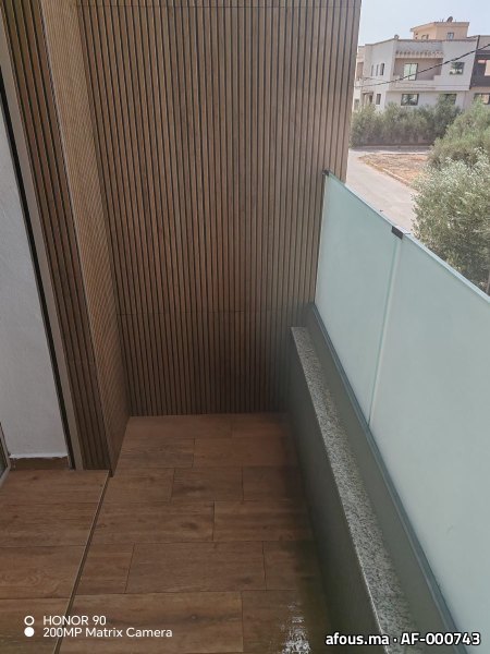Balcon à claustra et sol effet parquet