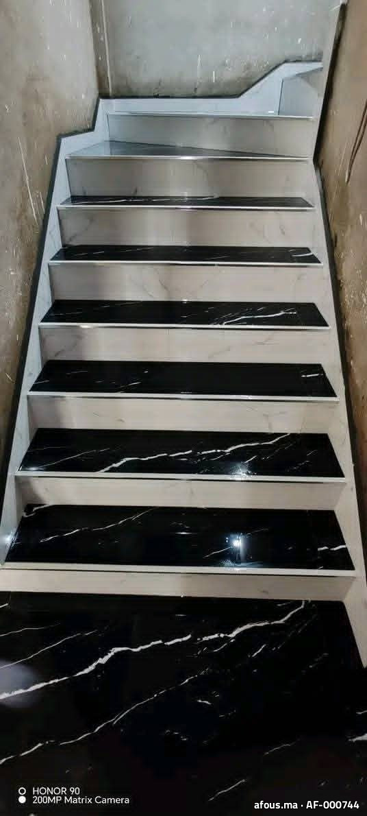 Escalier en marbre blanc et marbre noir veiné — Berkane