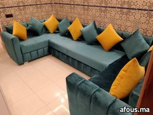 Salon marocain en U en velours bleu canard à coussins jaunes — Marrakech
