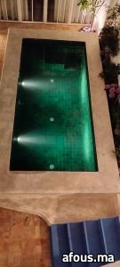 Piscine à revêtement en zellige vert éclairée — Marrakech