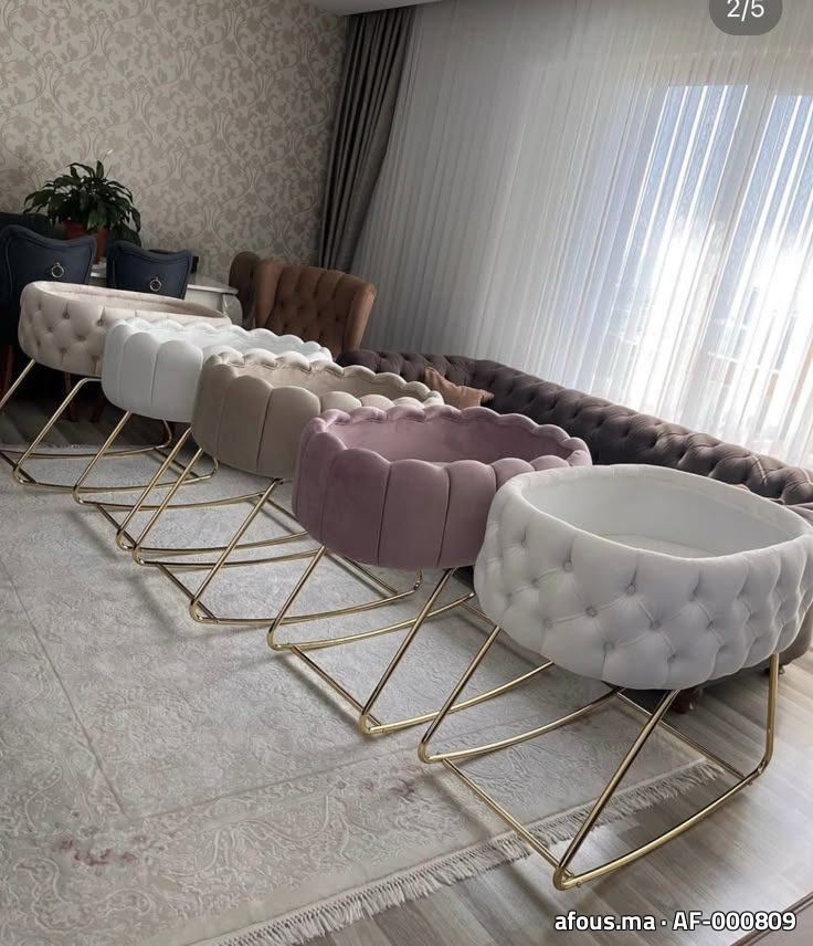Poufs ronds capitonnés à piétements dorés — Settat