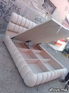 Lit coffre à tête capitonnée en tissu crème — Ksar El Kébir