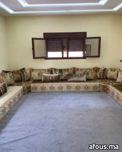 Salon marocain à tapisserie florale vert et rouge — Ksar El Kébir